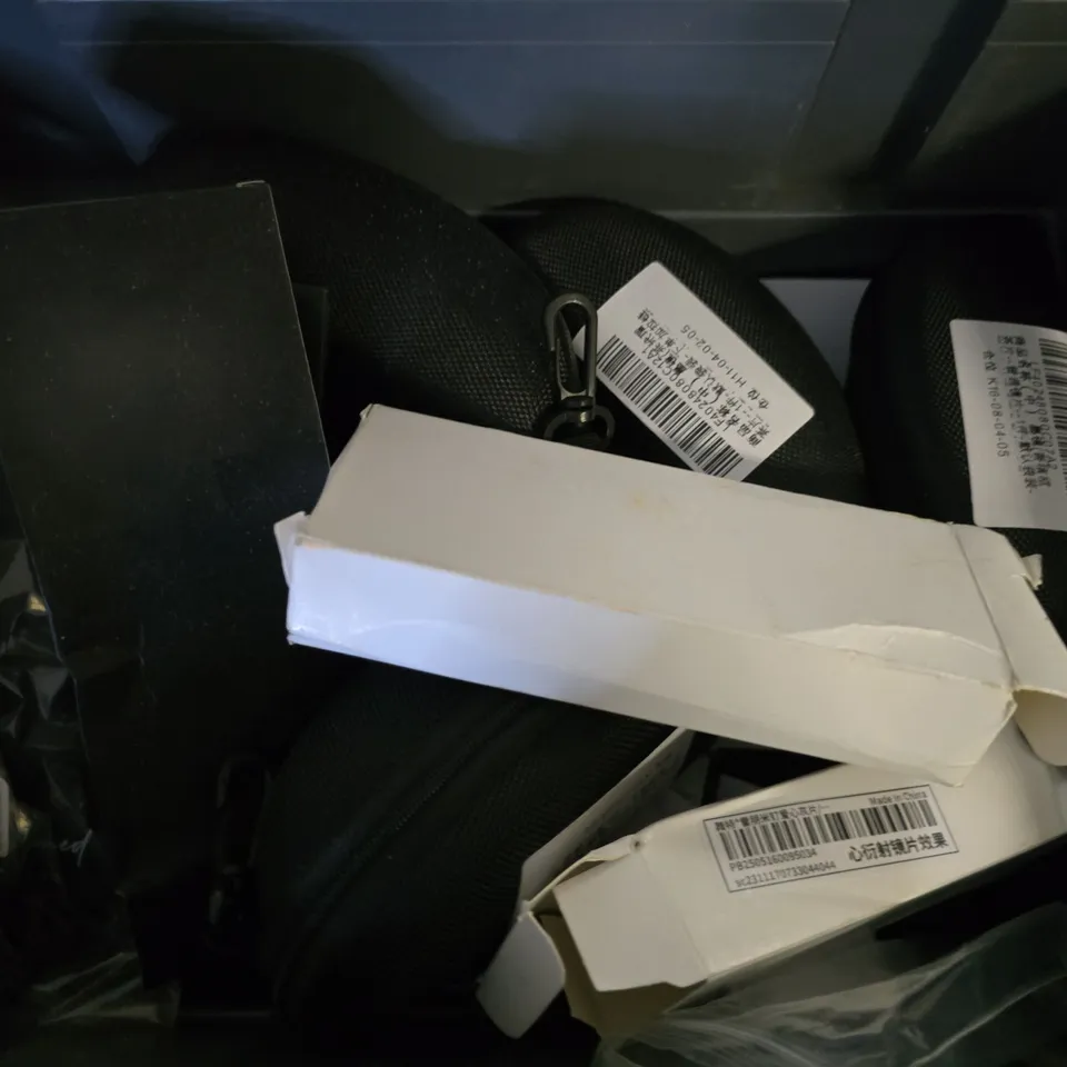 APPROXIMATELY 12 ASSORTED VISION CARE ITEMS TO INCLUDE - SUNGLASSES , CARRY CASES 