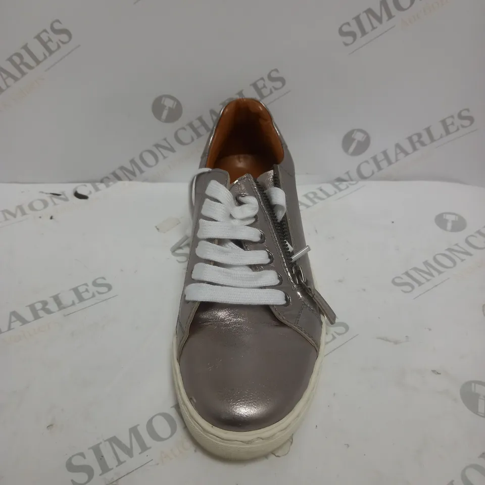 PAIR OF MAISON DE NIMES LEATHER ZIP SIDE TRAINERS IN PEWTER - SIZE 5 