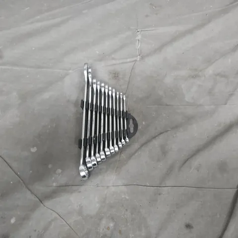 SET OF CURVED-END SPANNERS IN PLASTIC HOLDER