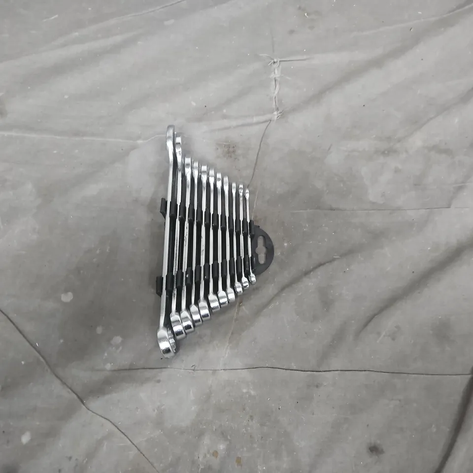 SET OF CURVED-END SPANNERS IN PLASTIC HOLDER