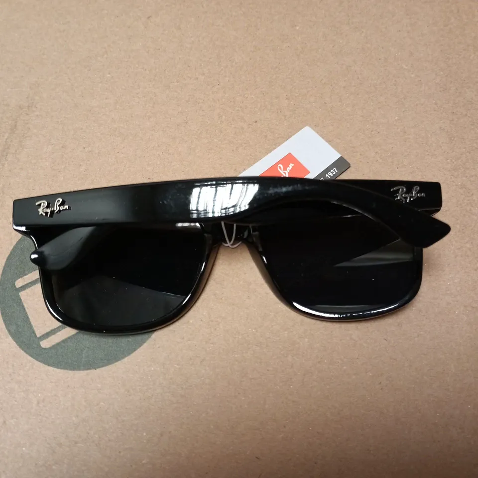 RAY-BAN SUNGLASSES – BOXED