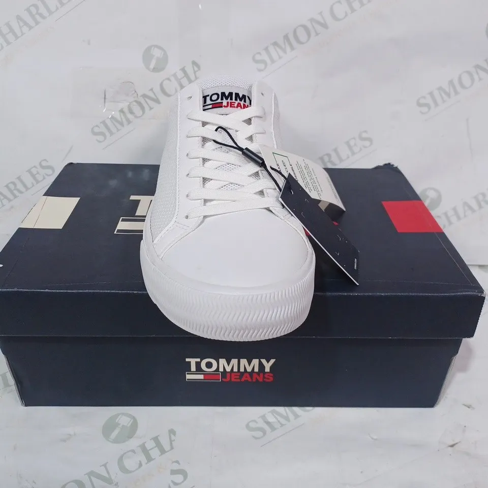 BOXED PAIR OF TOMMY JEANS TRAINERS IN WHITE UK SIZE 7