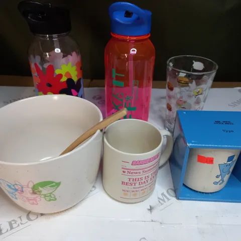 MEDIUM BOX OF ASSORTED HOUSEHOLD ITEMS TOO INCLUDE NOODLE BOWLS , MUGS AND DRINKING BOTTLES - COLLECTION ONLY