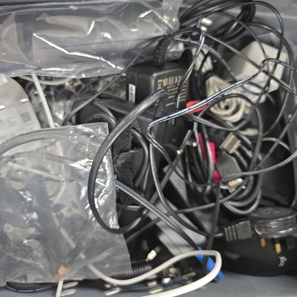APPROXIMATELY 10 ASSORTED HOUSEHOLD ELECTRICAL ITEMS TO INCLUDE REMOTES, CABLES, AND VARIOUS PLUGS, ETC