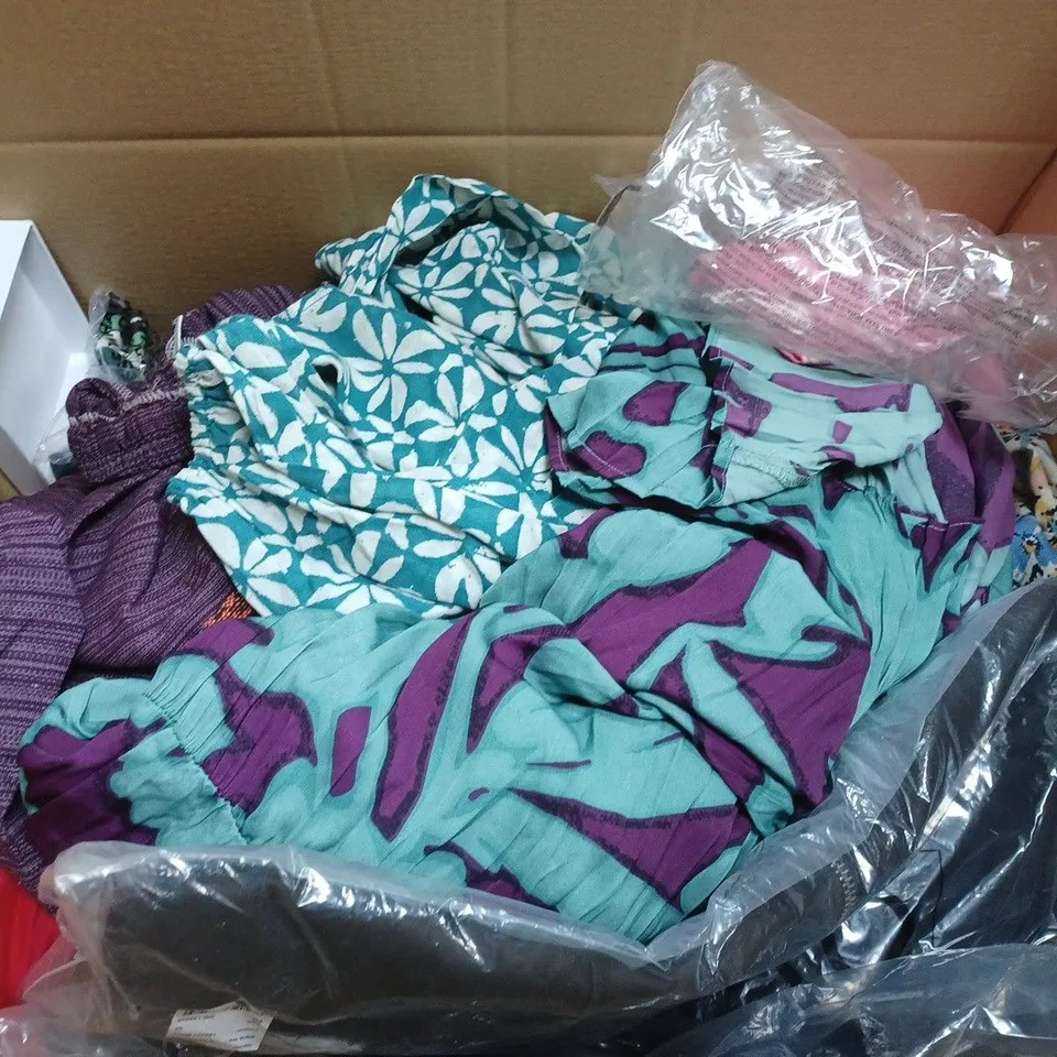 BOX OF APPROXIMATELY 25 ASSORTED CLOTHING ITEMS TO INCUDE - SOCKS , WALLET , T-SHIRT ETC