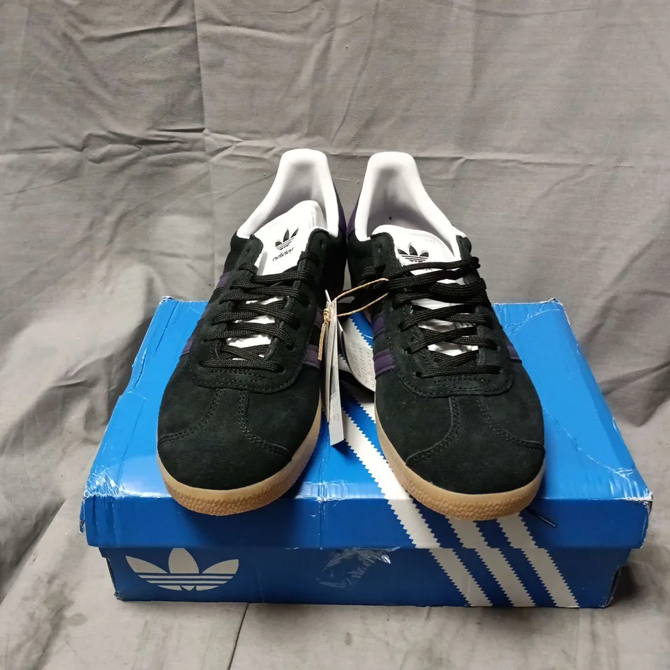 BOXED PAIR OF ADIDAS GAZELLE WOMENS TRAINERS IN BLACK/PURPLE - UK 8