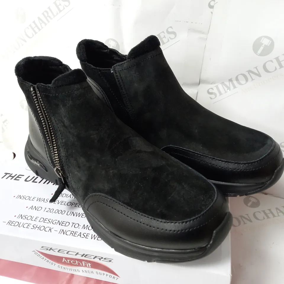 BOXED SKECHERS ARCH FIT SMOOTH ZIP BOOTS, BLACK - SIZE 6