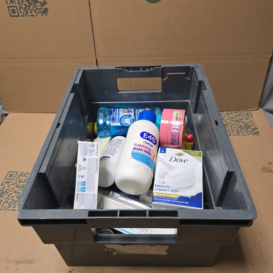 TOTE OF APPROXIMATELY 20 ASSORTED COSMETIC ITEMS TO INCLUDE ORAL B MOUTHWASH, E45 JUNIOR, SOAP AND GLORY BODY SCRUB, SENSODYNE ETC