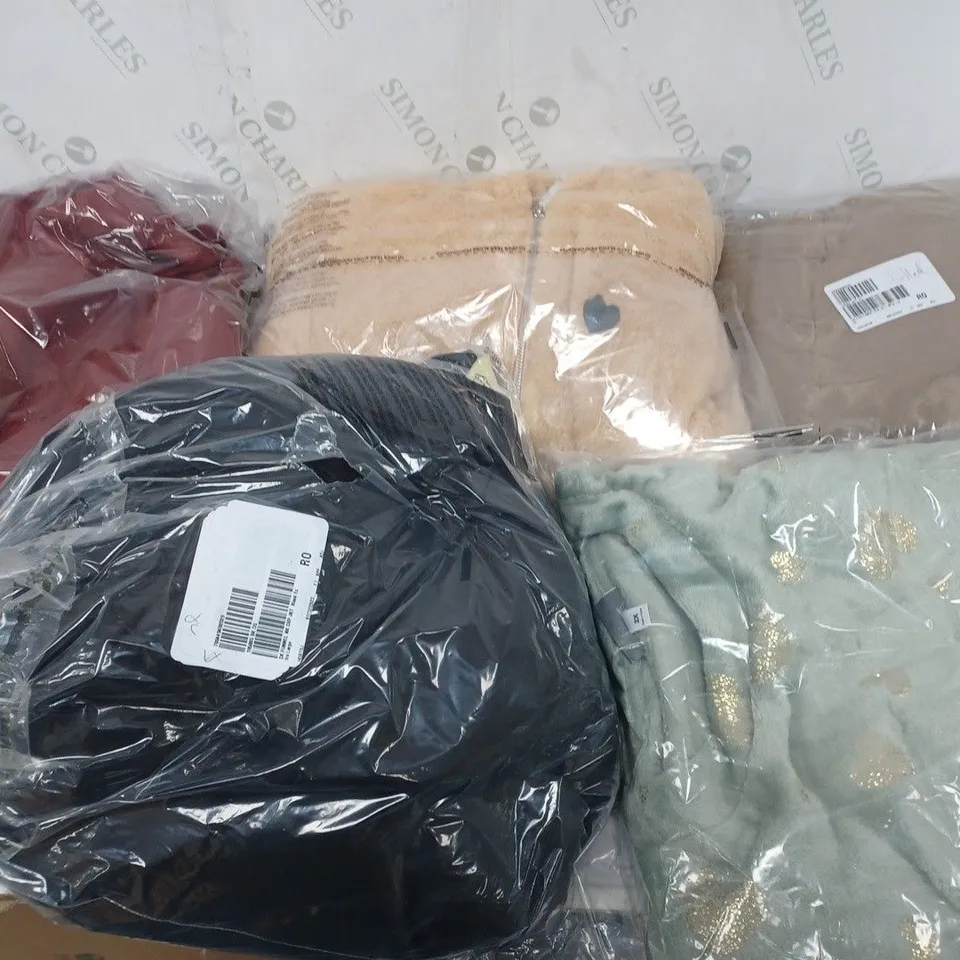 LARGE QUANTITY OF ASSORTED CLOTHING TO INCLUDE PJ SET, JACKET, GILET, ETC