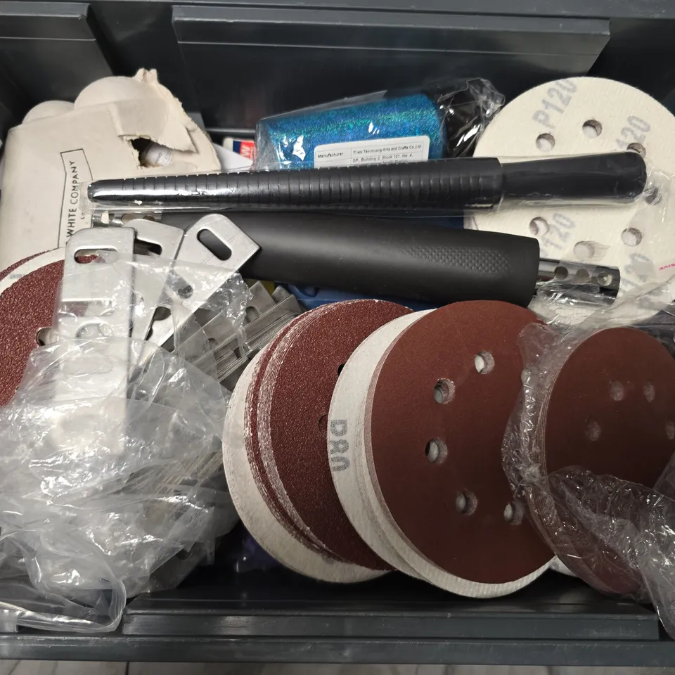 APPROXIMATELY 12 ASSORTED HOUSEHOLD ITEMS TO INCLUDE CUTTING WHEEL, LENOR UNSTOPPABLES, WHITE COMPANY FELT EGGS, ETC