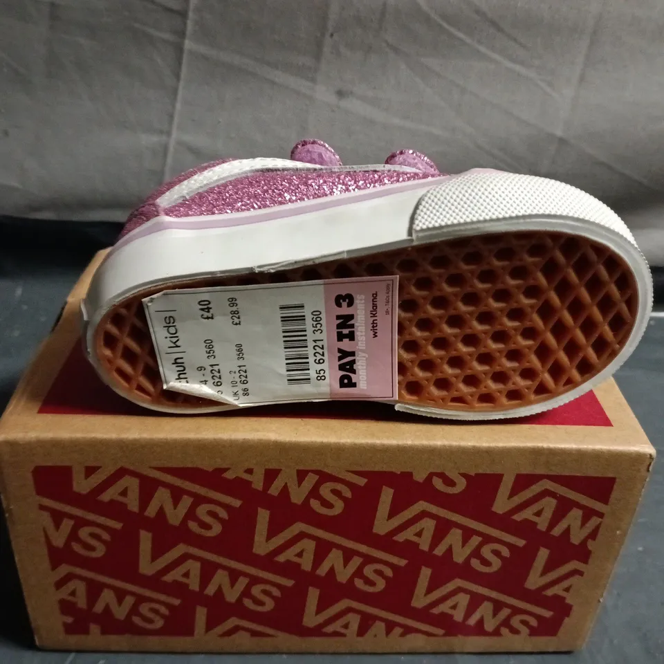 BOXED PAIR OF VANS KIDS GLITTER PINK VELCRO TRAINERS - UK 4