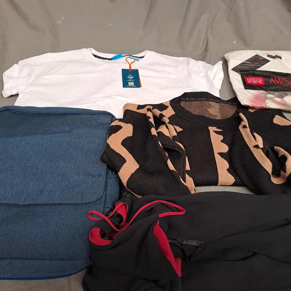 BOX OF APPROXIMATELY 25 ASSORTED CLOTHING ITEMS TO INCLUDE - T-SHIRT , JUMPER , TROUSERS ETC