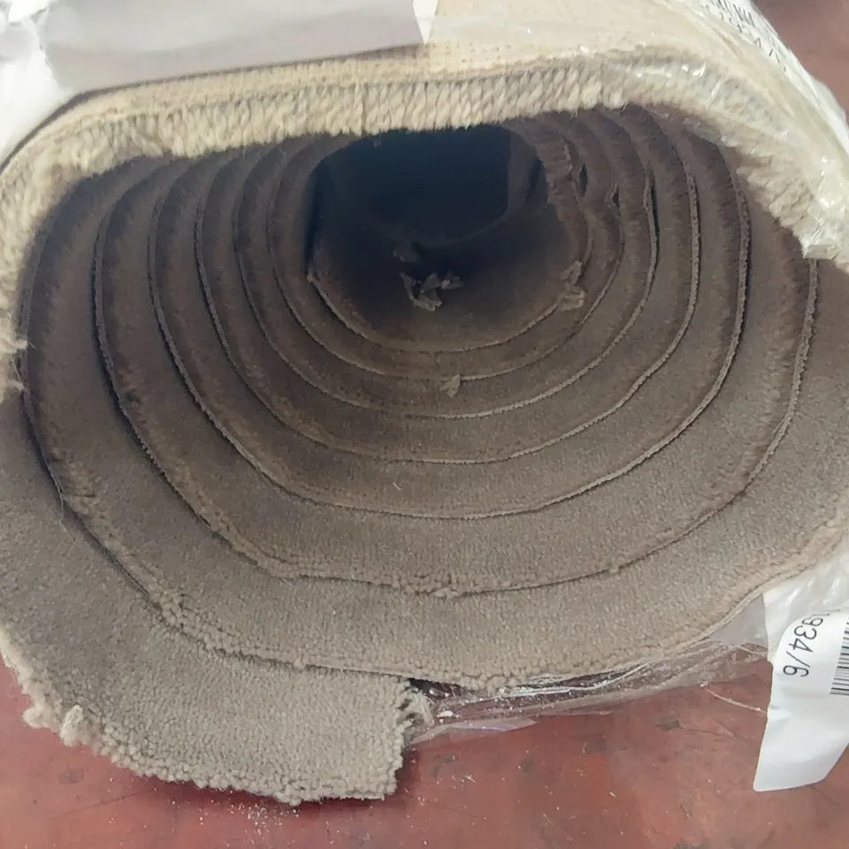 ROLL OF QUALITY ROYAL VELVET HELENA CARPET - APPROXIMATELY 4.6 x 4m