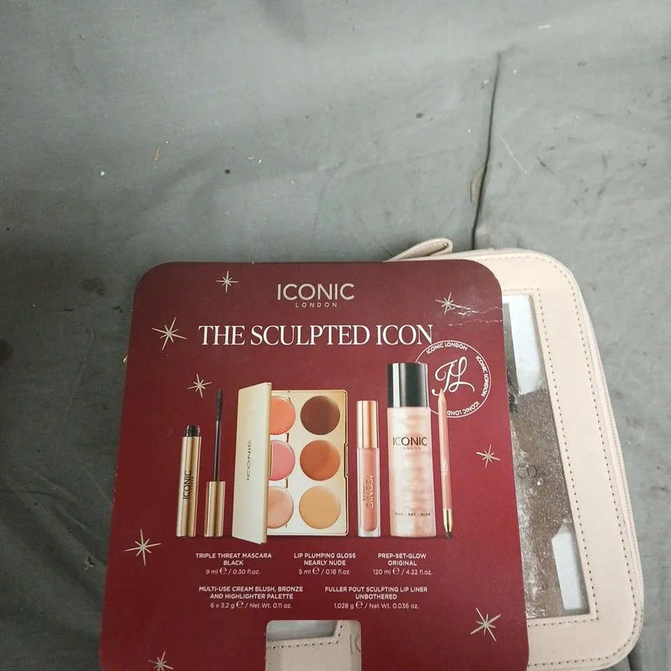 BOX OF APPROXIMATELY 15 ASSORTED ITEMS TO INCLUDE: BLUEY TOY AND ICONIC SCULPTED COLLECTION