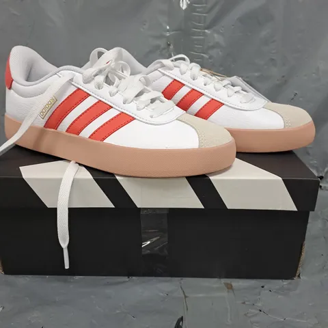 BOXED PAIR OF ADIDAS VL COURT 3.0 TRAINERS IN WHITE/CORAL SIZE UK 4