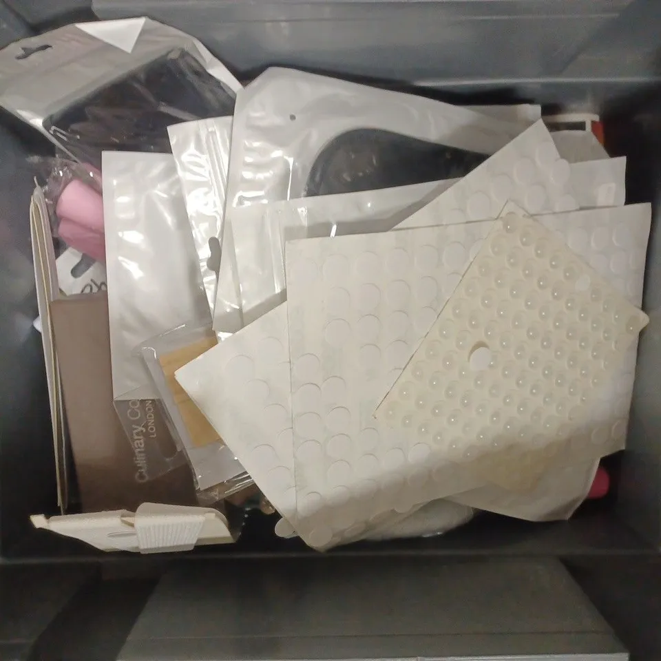BOX OF APPROX 20 ASSORTED ITEMS TO INCLUDE BIBADO CUTLERY, JOKE DANGER SIGN, ETC. 