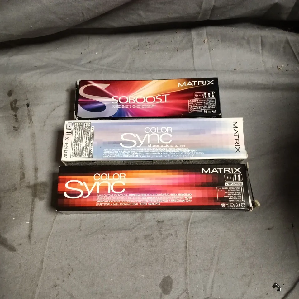 BOX OF APPROXIMATELY 68 HAIR CARE PRODUCTS INCLUDING MATRIX SOBOOST AND MATRIX COLOR SYNC BRUNETTE YELLOW MAGENTA PURPLE