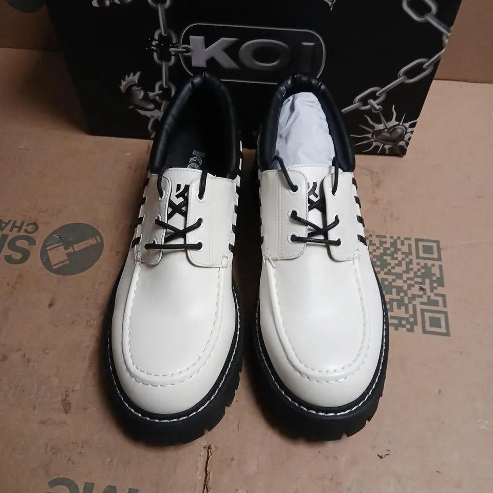 BOXED KOI TENAR MENS BOAT SHOES IN CREAM - UK 10