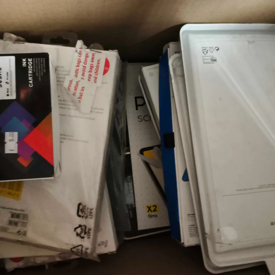 BOX OF APPROXIMATELY 10 ASSORTED ITEMS TO INCLUDE PROTECTIVE TABLET COVERS, ETC