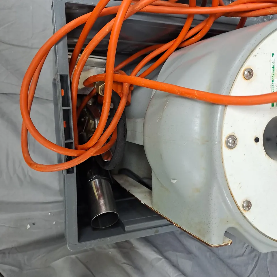 MAGMA HEATED WATER VACUUM CLEANER INDUSTRIAL ONLY ONE UNIT WITH NO ACCESSORIES 