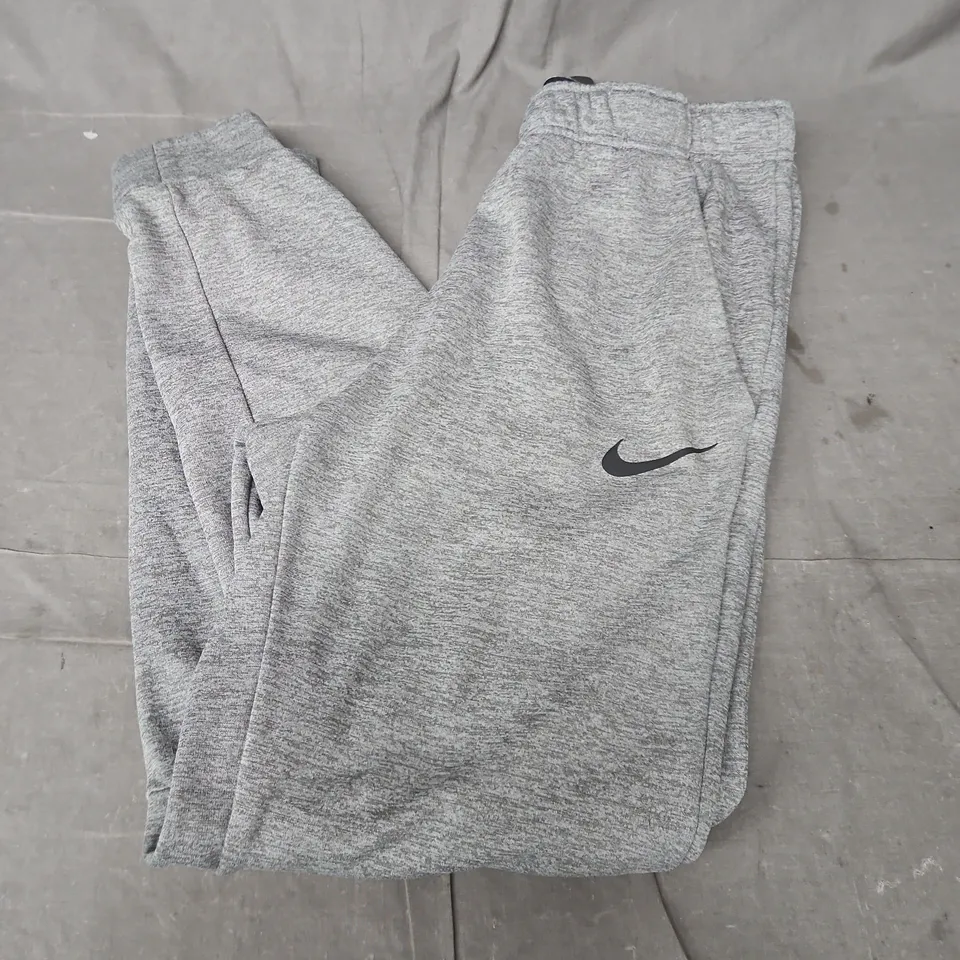 NIKE THERMA-FIT MEN'S SWEATPANTS – GREY HEATHER, SIZE M