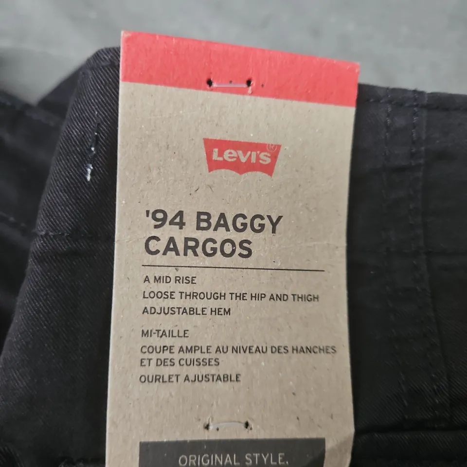 LEVI'S 94 BAGGY CARGOS – BLACK DENIM CARGO TROUSERS, UK SIZE 28