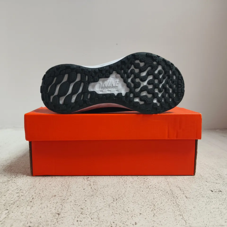 BOXED PAIR OF NIKE REVOLUTION 6 TRAINERS IN BLACK/WHITE SIZE UK KID'S 10