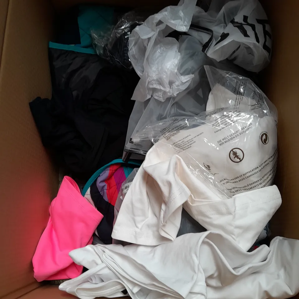 APPROXIMATELY 20 ASSORTED CLOTHING ITEMS IN VARIOUS SIZES AND STYLES TO INCLUDE - TSHIRTS, DRESS, BAG ETC