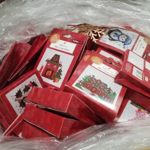 PALLET CONTAINING ASSORTED CHRISTMAS PRODUCTS & DECORATIONS INCLUDING REUSABLE COFFEE CUPS, MINI CROSS STITCHES, CUPCAKE TOPPERS, MACHE HOUSE DECORATION & BOTTLE BRUSH TREES