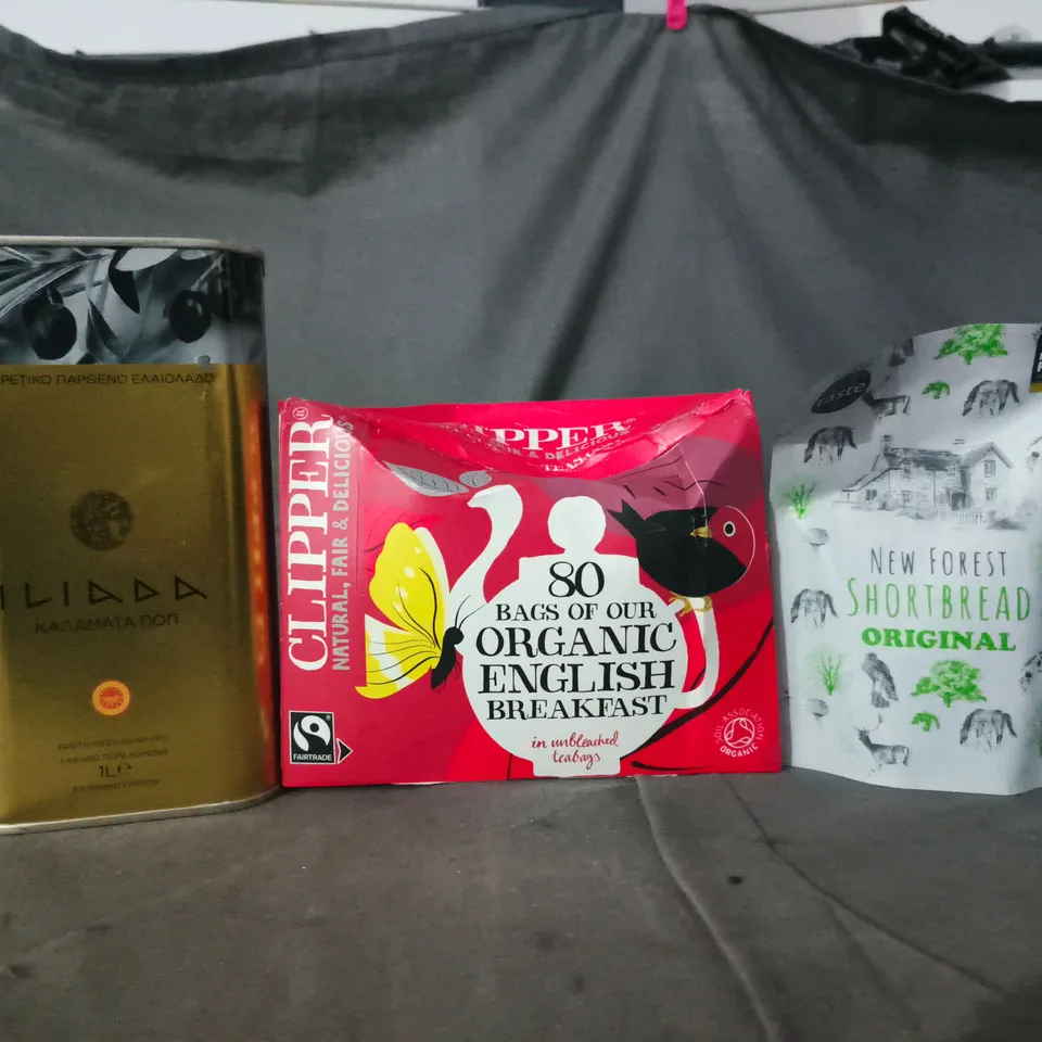 APPROXIMATELY 5 ASSORTED FOOD AND DRINK ITEMS TO INCLUDE TEA BAGS, NEW FOREST SHORTBREAD, ETC