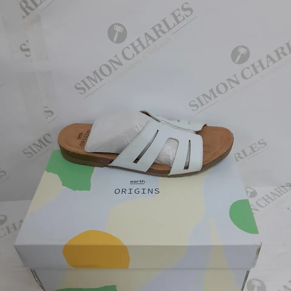 BOXED PAIR OF EARTH ORIGINS OPEN TOE SANDALS IN TAN UK SIZE 3