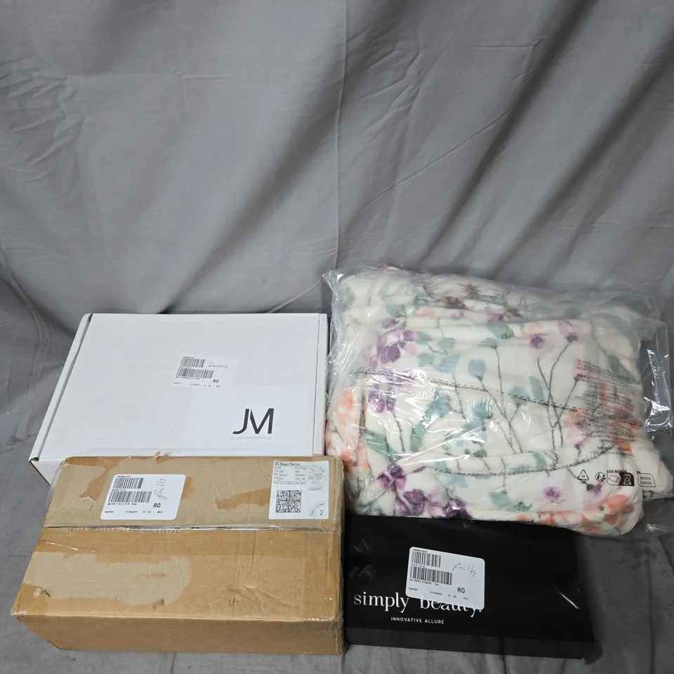 BOX OF APPROX 12 ASSORTED HOUSEHOLD ITEMS TO INCLUDE - THROW - HAIR STRAIGHTENER - CHRISTMAS DECORATION - ETC