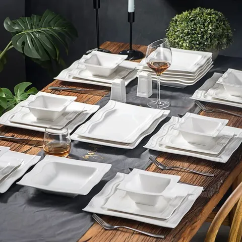 BOXED 28 PIECE PORCELAIN CHINA DINNERWARE SET SERVICE FOR 6