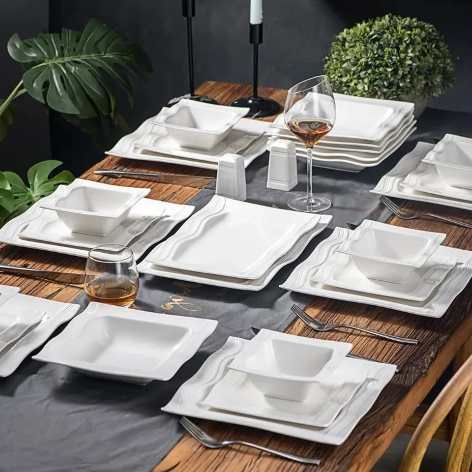 BOXED 28 PIECE PORCELAIN CHINA DINNERWARE SET SERVICE FOR 6