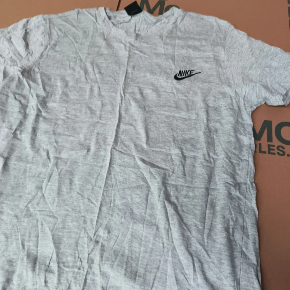 NIKE T-SHIRT – GREY WITH CHEST LOGO - SIZE XL