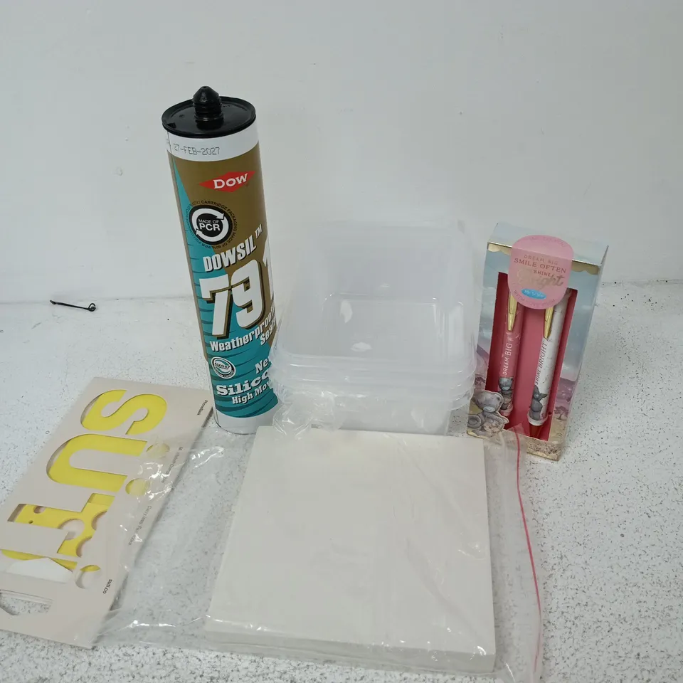 APPROXIMATELY 12 ASSORTED HOUSEHOLD ITEMS TO INCLUDE WEATHERPROOFING SEALANT, PENS, PLASTIC STORAGE TUBS, ETC