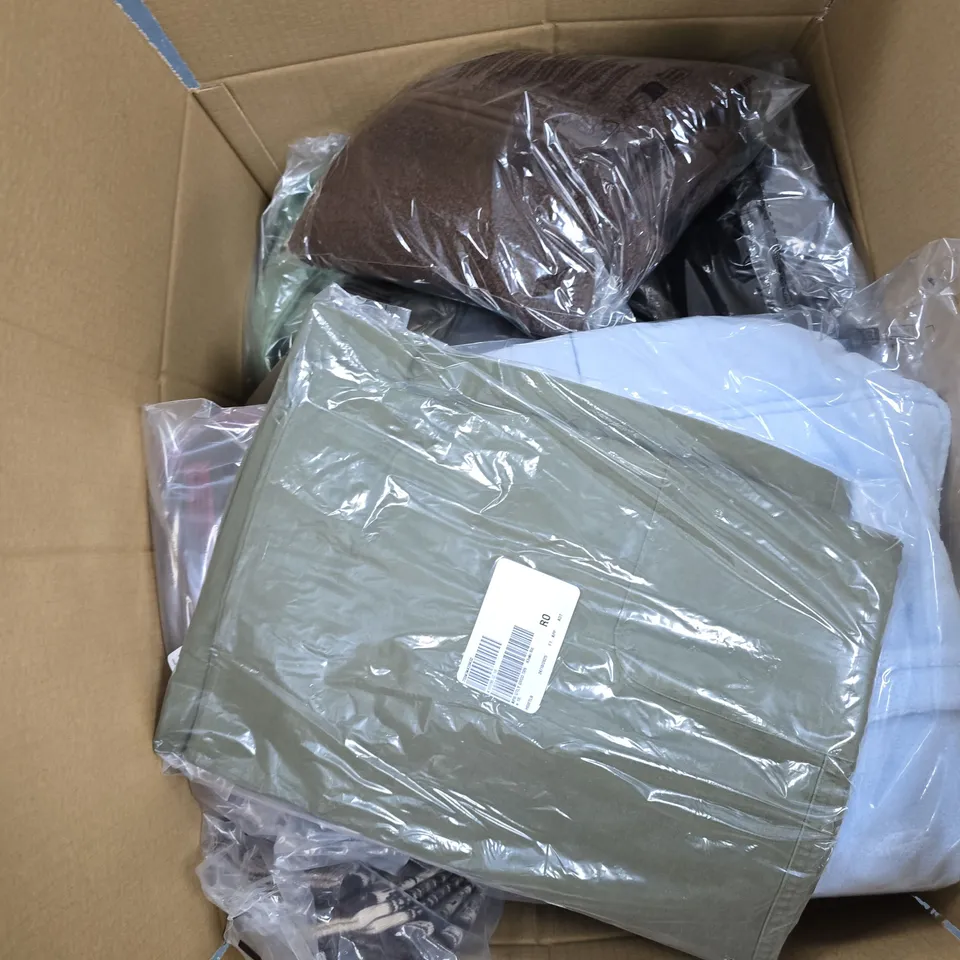 BOX OF APPROXIMATELY 20 ASSORTED CLOTHING ITEMS TO INCLUDE: D&C JUMPER
