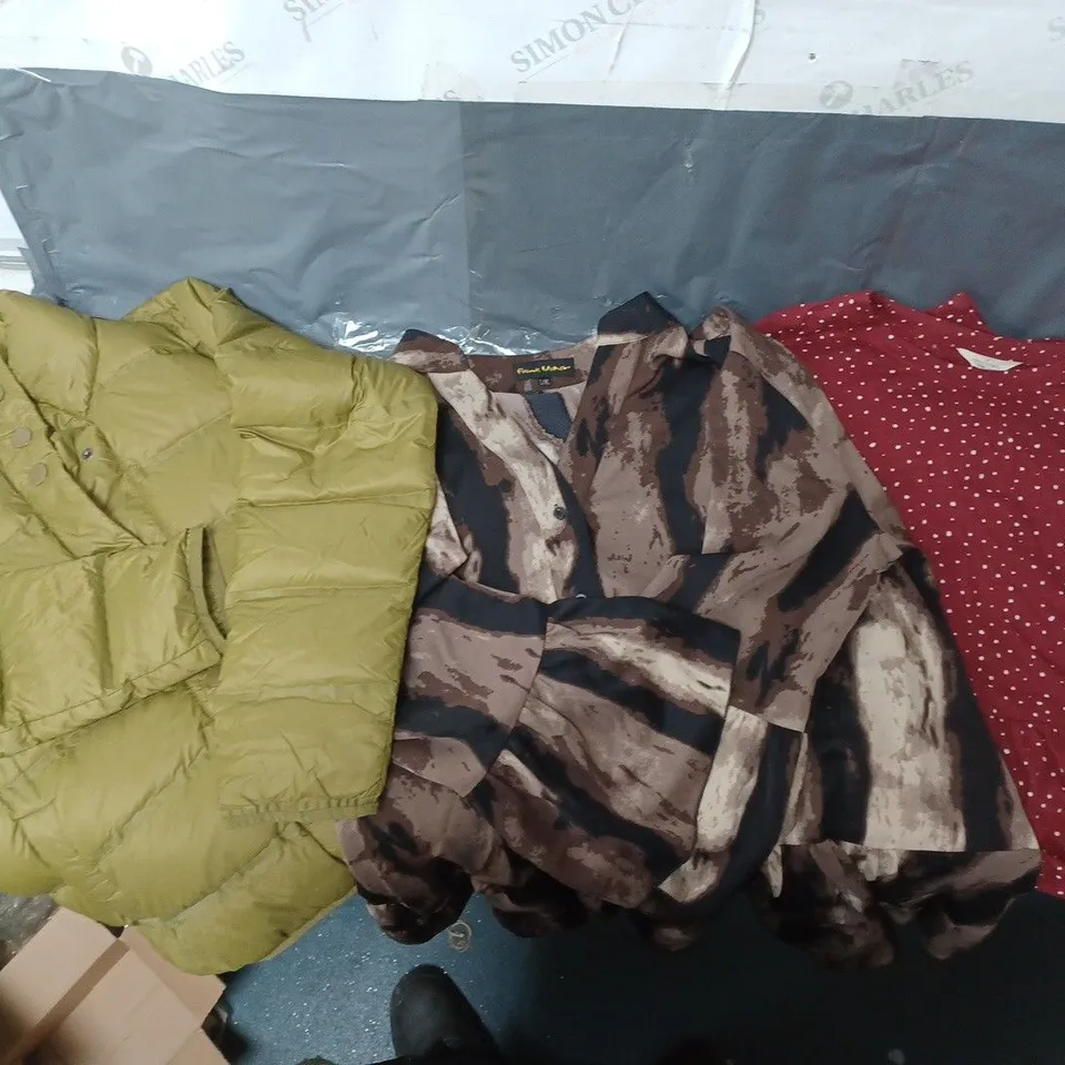 BOX OF APPROXIMATELY 10 ASSORTED PIECES OF CLOTHING IN VARIOUS STYLES, SIZES, AND BRANDS 