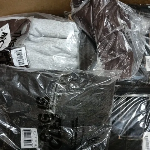 APPROXIMATELY 20 ASSORTED CLOTHING ITEMS IN VARIOUS SIZES, COLOURS & STYLES TO INCLUDE HOLD ME CAMI, WIDE LEG SWEATPANTS, LOW RISE STRAIGHT JEAN, ETC