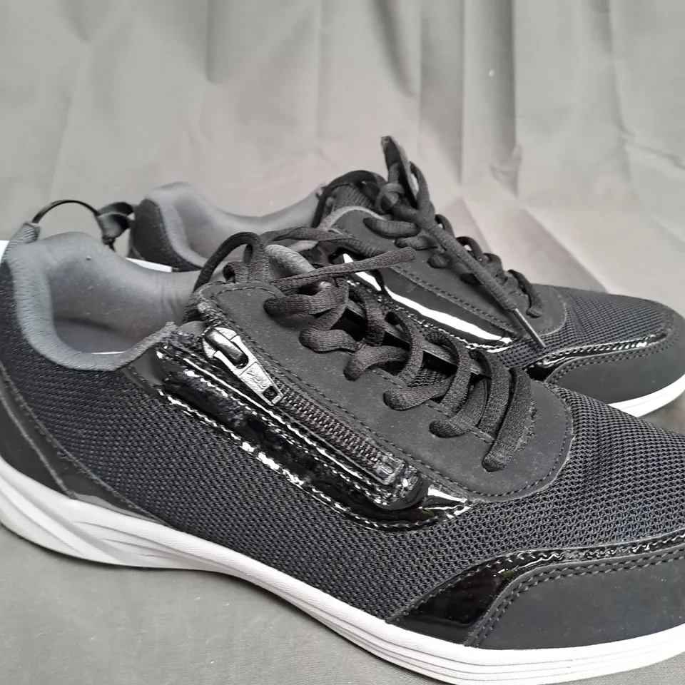 PAIR OF VIONIC AGILE CASSIS ZIP TRAINERS IN BLACK - SIZE 5