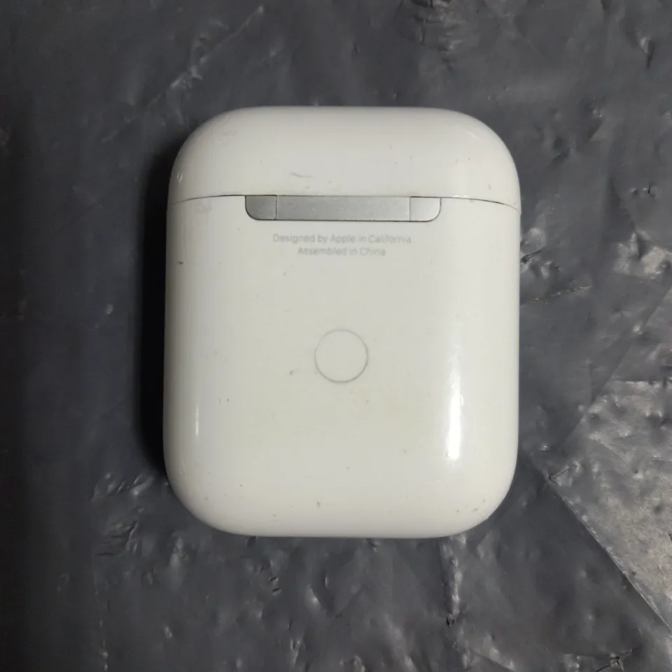 PAIR OF APPLE AIRPODS IN WHITE