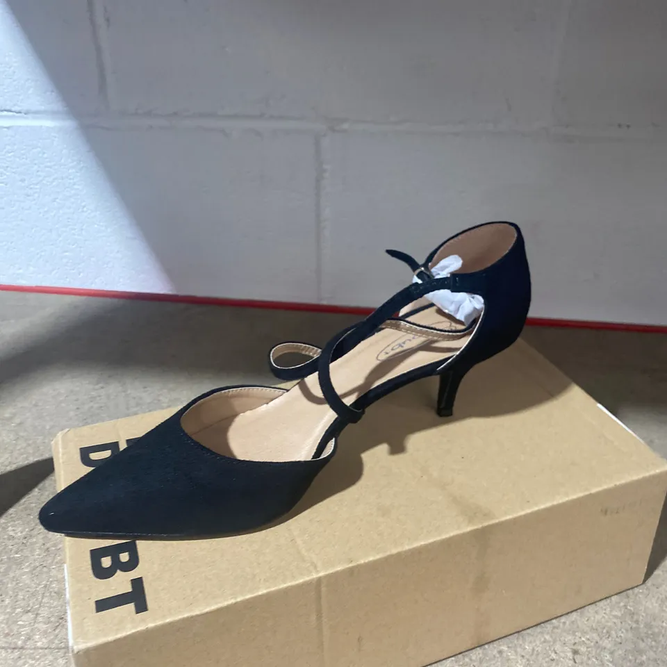 BOXED PAIR OF NO DOUBT BLACK HEELS SIZE 8