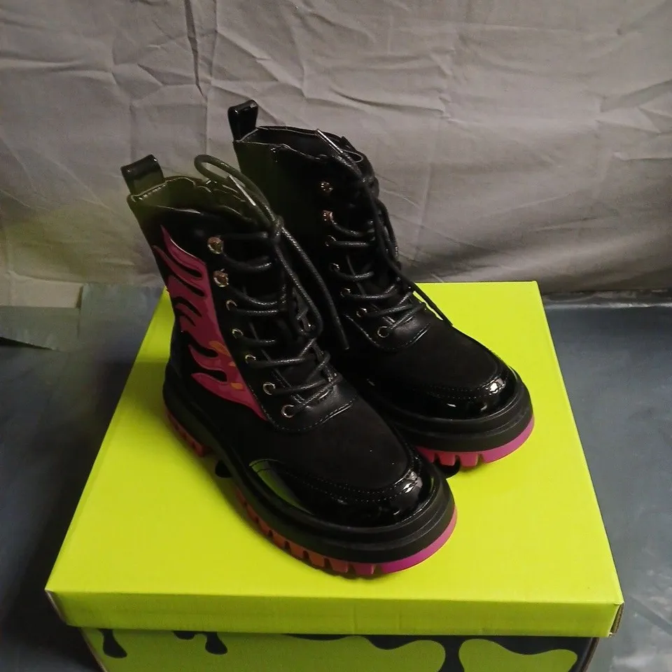 KOI KIDZ BLACK PATENT & SUEDE PLATFORM BOOTS WITH PINK FLAME SIDE PANELS – SIZE 11