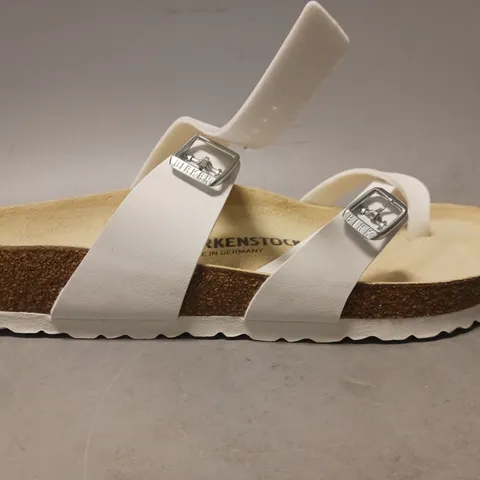 BOXED PAIR OF BIRKENSTOCK MAYARI FOOTBED SANDALS IN WHITE UK SIZE 9
