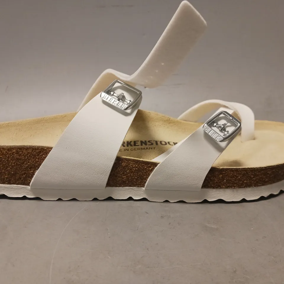 BOXED PAIR OF BIRKENSTOCK MAYARI FOOTBED SANDALS IN WHITE UK SIZE 9