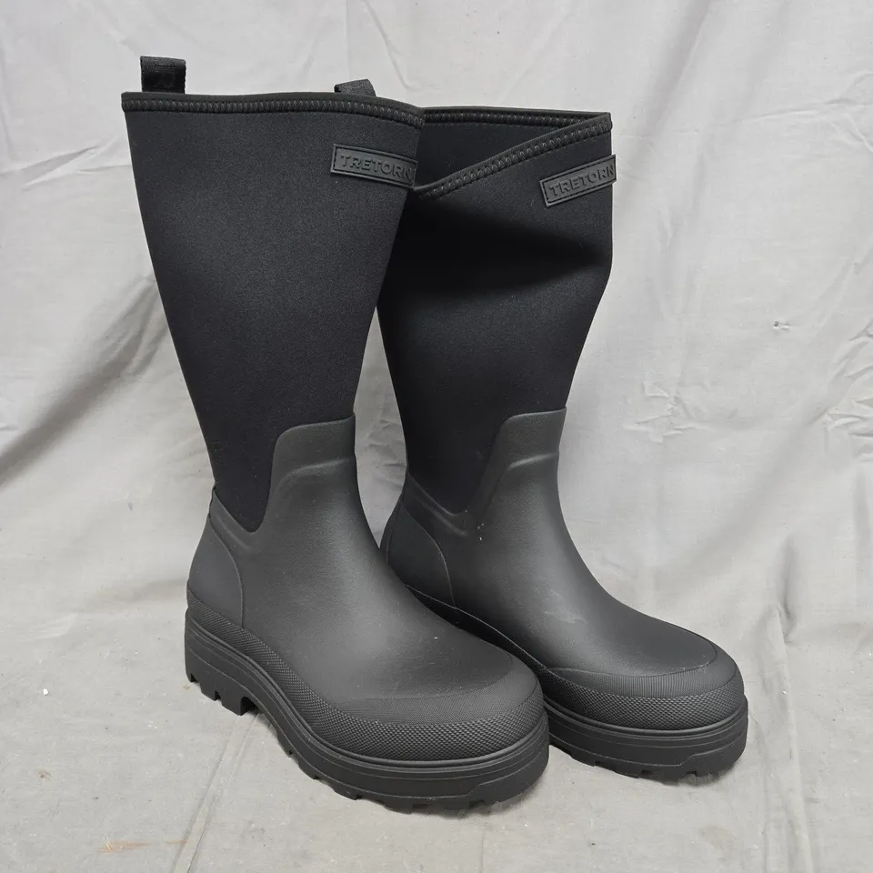 BOXED PAIR OF TRETON SALLA NEO BOOTS IN BLACK SIZE 6