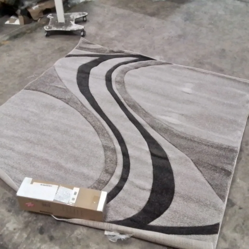 QUALITY DESIGNER RUG APPROXIMATELY 198X196