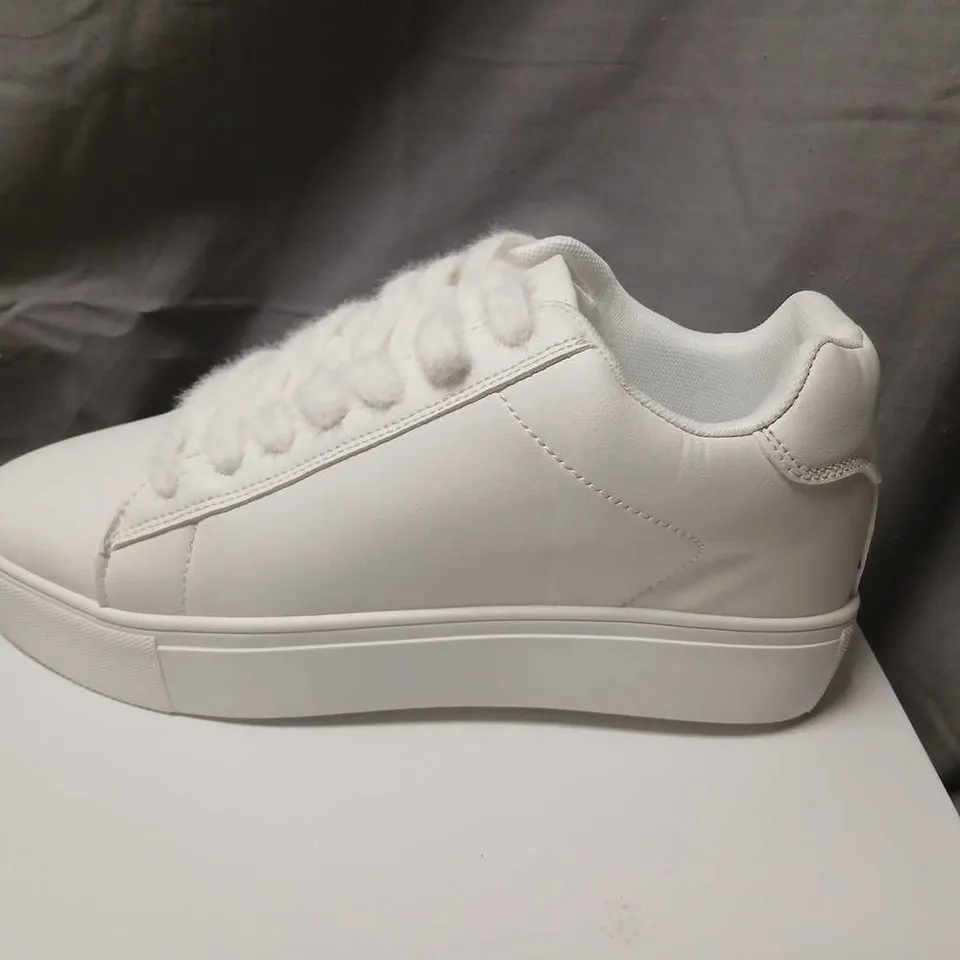 CONZURI UK 8.5 WHITE SNEAKERS 
