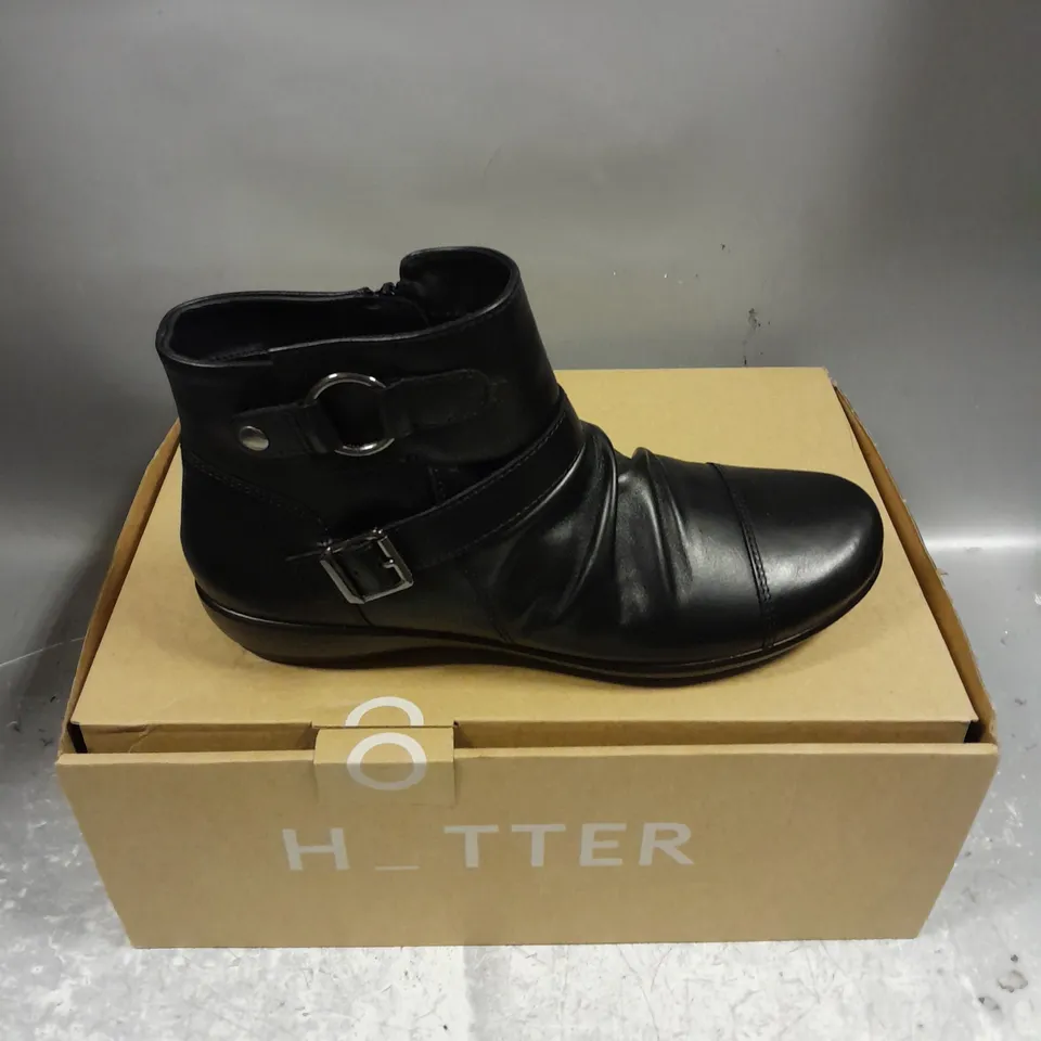 BOXED PAIR OF HOTTER HAMPSTEAD WRINKLE ANKLE BOOT IN BLACK SIZE 6.5