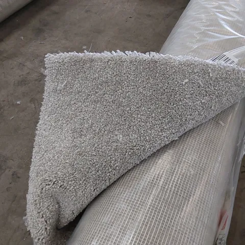 ROLL OF QUALITY DUCHESS TWIST SILVER CARPET // SIZE: APPROXIMATELY 4 X 2m